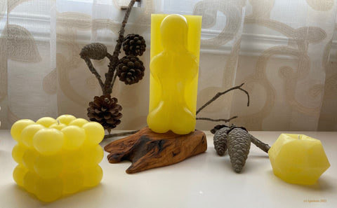 Διαλογισμός - Κέρινο γλυπτό με βάση από ξύλο ελιάς και συνοδευτικά αρωματικά κεριά (σετ για δώρο). (Παραφίνη) - Με άρωμα Μανόλιας