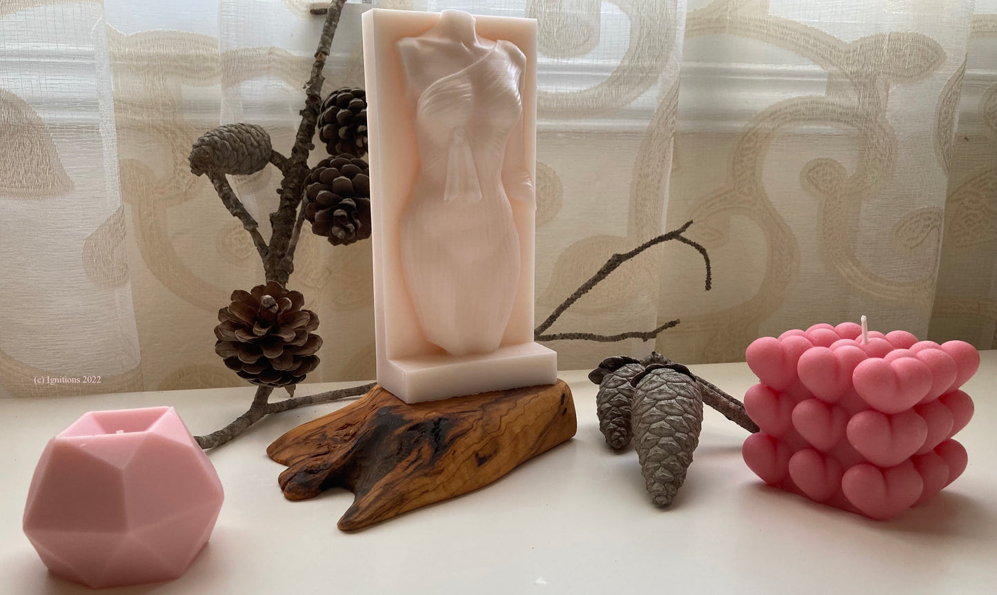 Νεφερτίτη - Κέρινο γλυπτό με βάση από ξύλο ελιάς και συνοδευτικά αρωματικά κεριά (σετ για δώρο). (Παραφίνη) - Με άρωμα Γιασεμί
